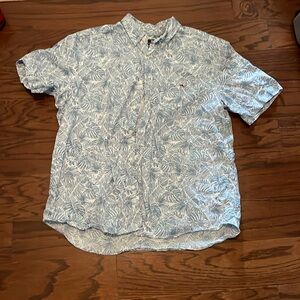 Men’s vineyard vines XL short sleeve button down shirt, light blue
